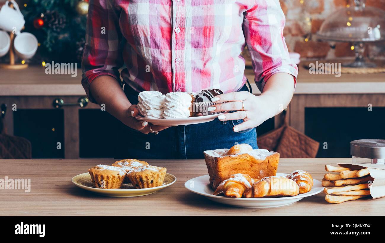 donna hobby culinario che serve dolci fatti in casa Foto Stock