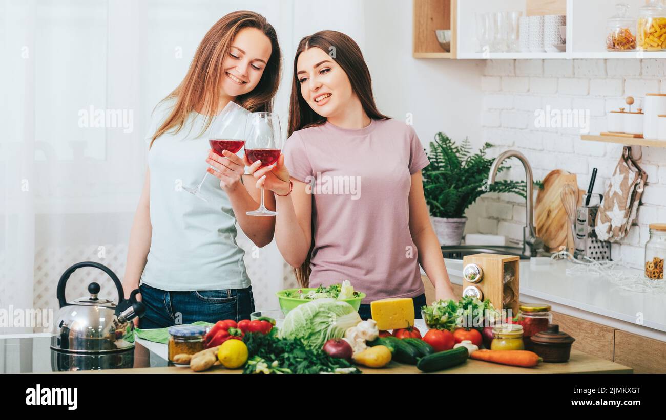 donne home party che cucinano tempo libero hobby cibo vino Foto Stock