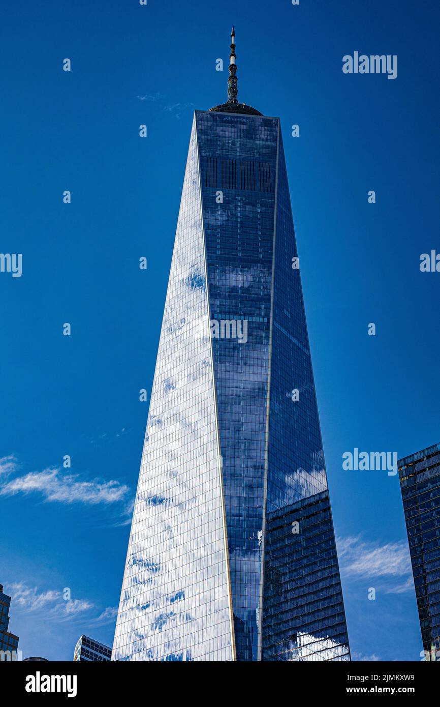 Un colpo verticale della Freedom Tower, conosciuta anche come One World Trade Center contro il cielo blu di Manhattan Foto Stock