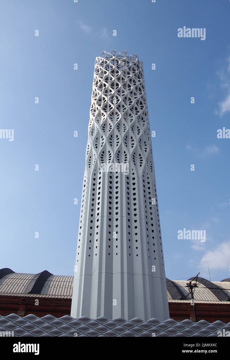 La torre della luce sull'edificio del centro energetico di manchester nel quartiere civico Foto Stock