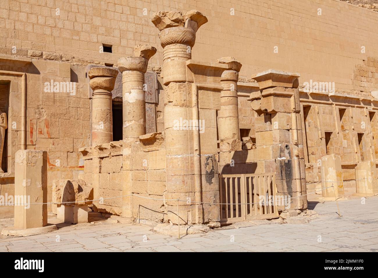 Vista del portico tolemaico del cortile del festival al Tempio mortuario di Hatshepsut. Foto Stock