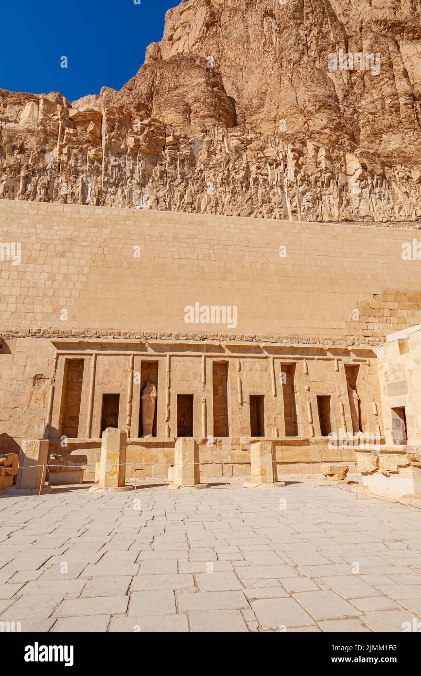 Vista della statua, del geroglifo, del rilievo e della colonna rotta a Amun Court nel Tempio mortuario di Hatshepsut. Foto Stock
