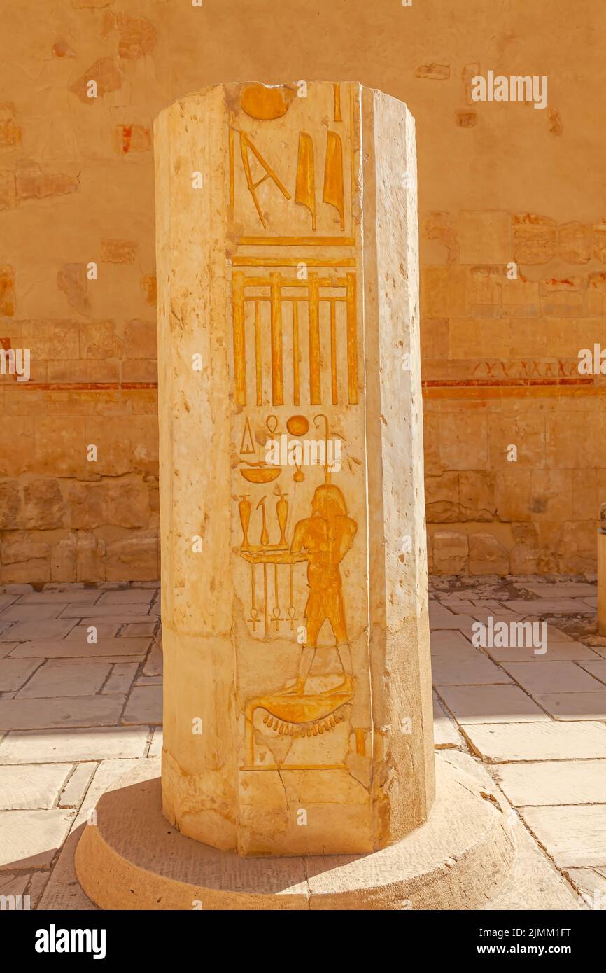 Geroglifici e rilievo sulla colonna rotta a Amun Court nel Tempio mortuario di Hutshepsut. Foto Stock