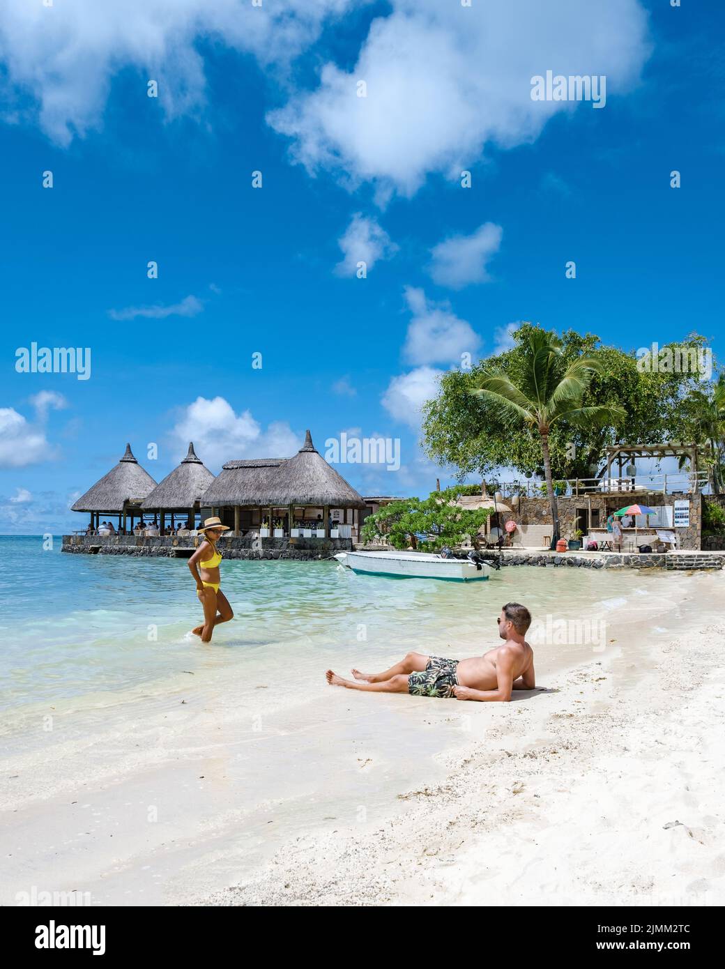 Uomo e donna su una spiaggia tropicale a Mauritius, Foto Stock