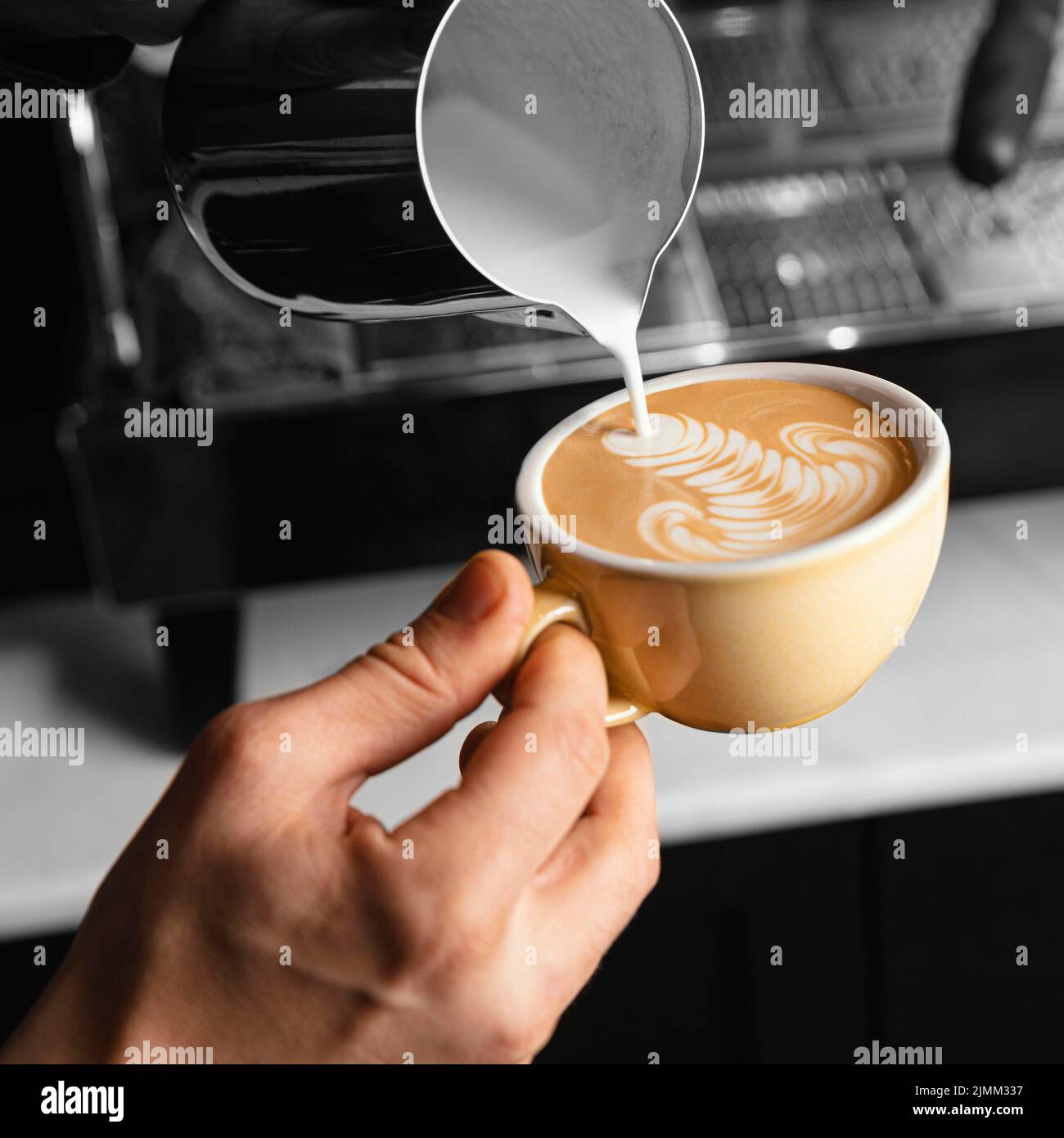 Chiudere la tazza di caffè con latte versato a mano Foto Stock