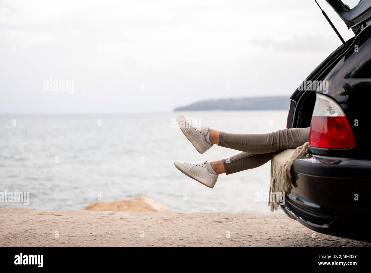 Giovane donna che ama viaggiare in auto Foto Stock