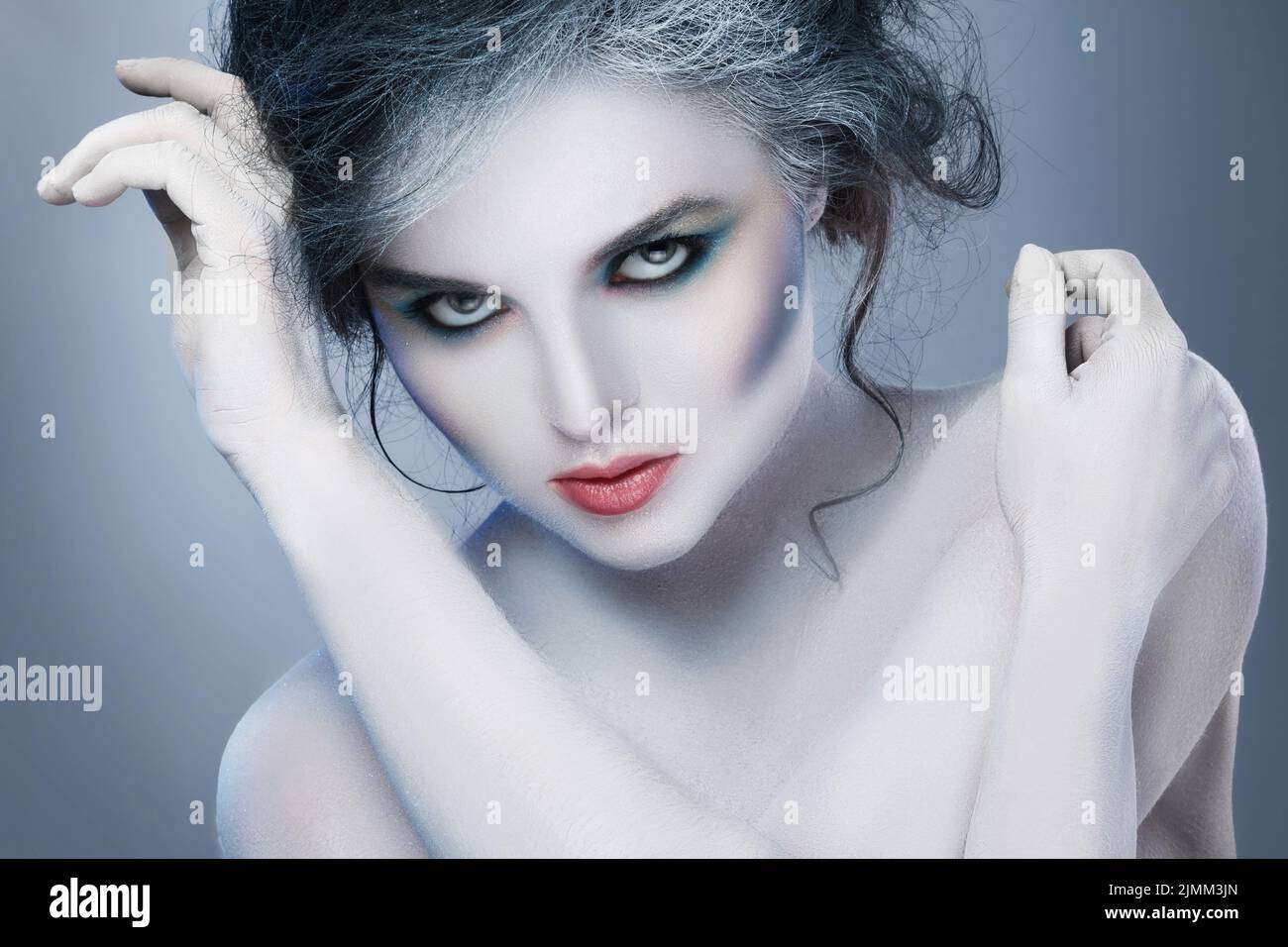 Donna in body-art bianco in immagine creativa di inverno, regina di neve, o un altro carattere triste o malvagio Foto Stock
