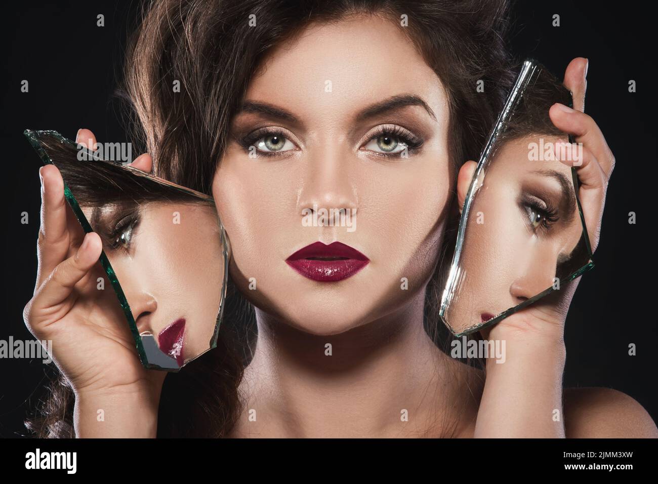 Bella donna con uno shards di specchio Foto Stock