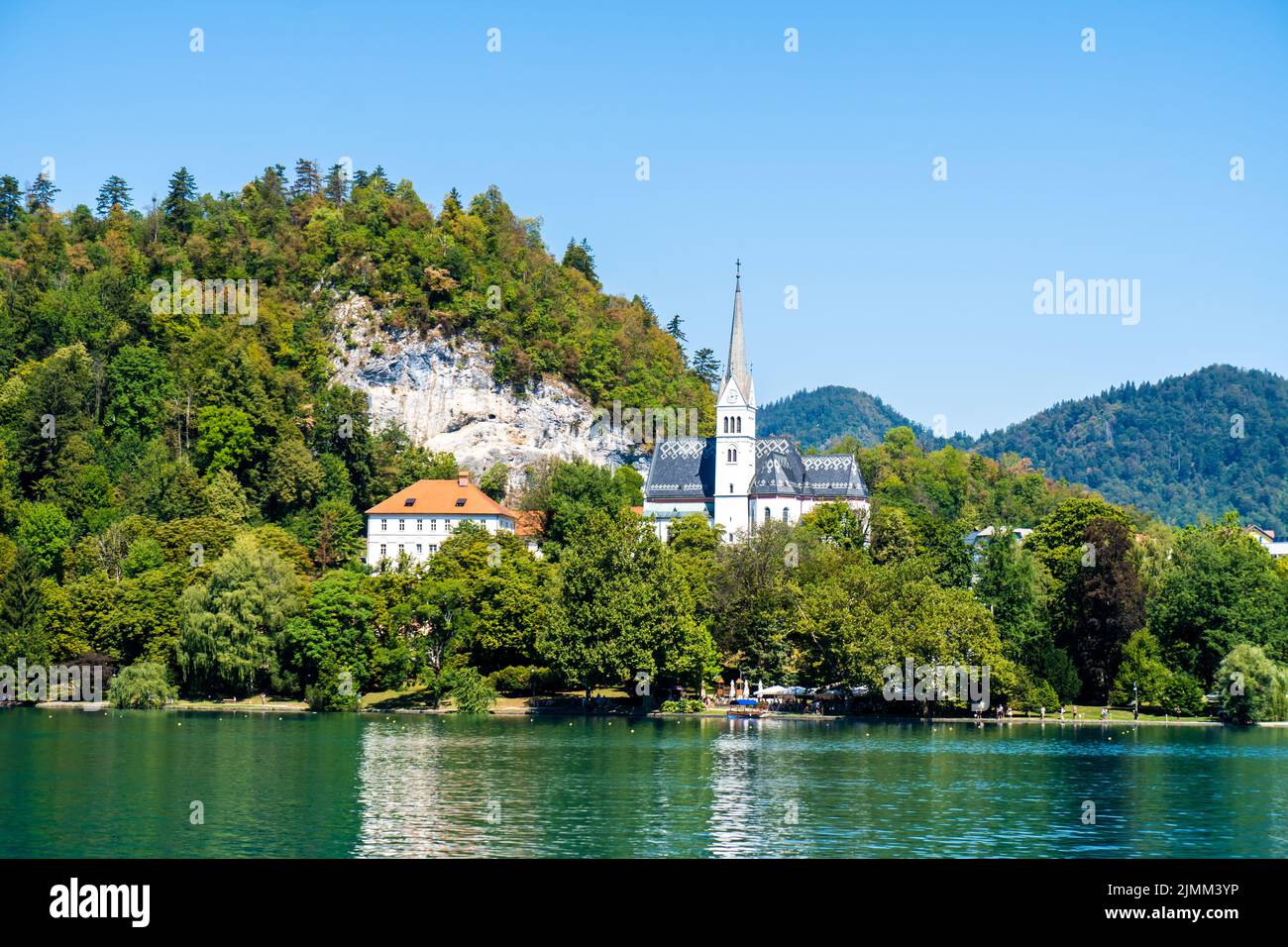 Il lago di Bled da una collina con foresta e chiesa edificio in Slovenia Foto Stock