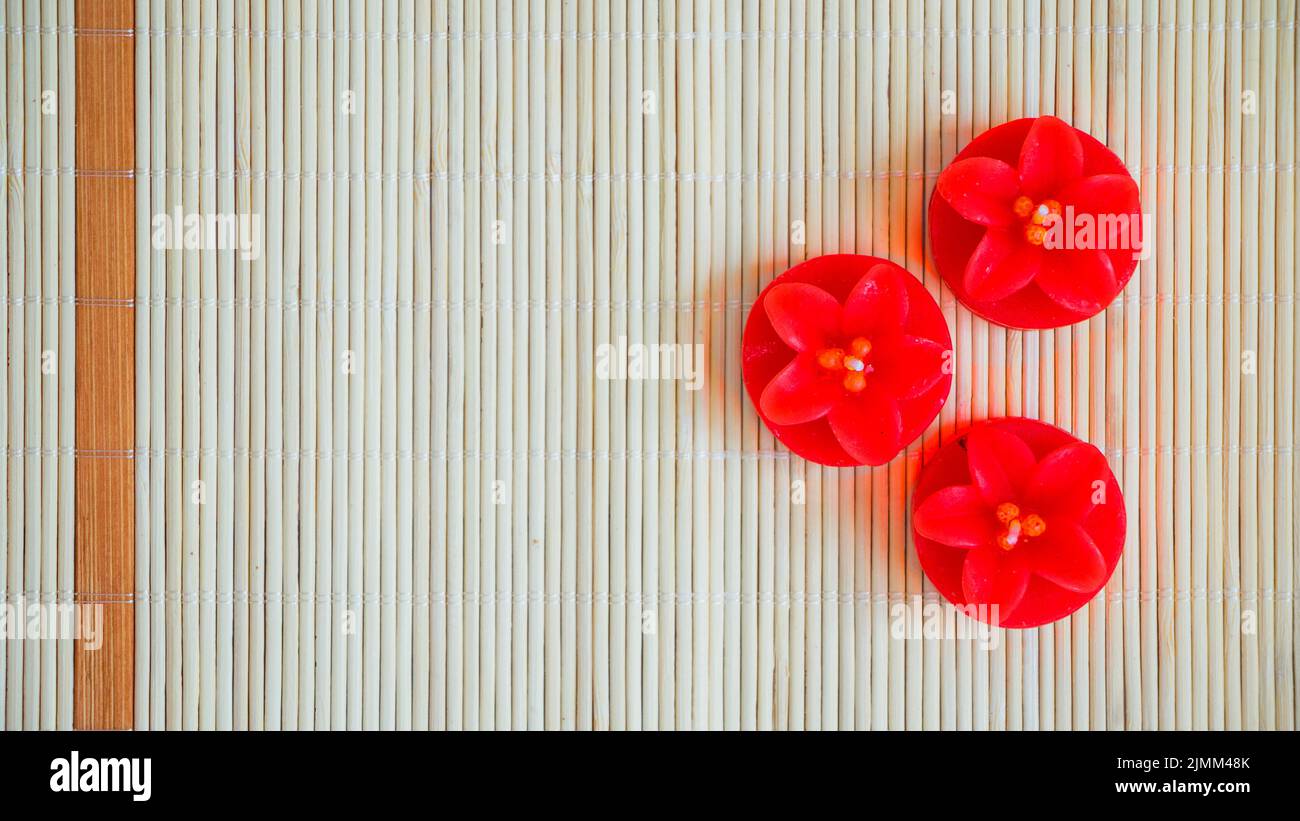 Candele a forma di fiore rosso Foto Stock