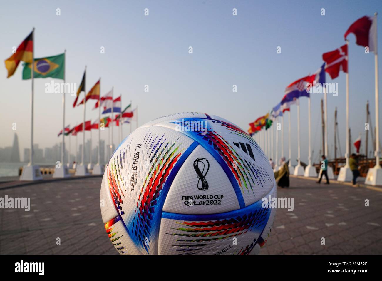 Il pallone ufficiale della Coppa del mondo FIFA Qatar 2022, Adidas al Rihla, a Doha, Qatar Foto Stock