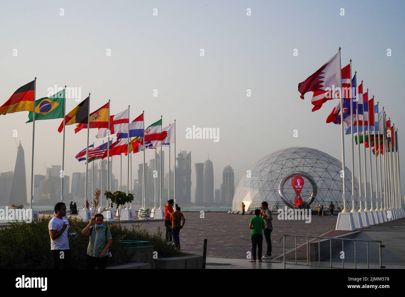Il conto alla rovescia per la Coppa del mondo FIFA Qatar 2022 e le bandiere delle squadre nazionali partecipanti, a Doha, in Qatar Foto Stock