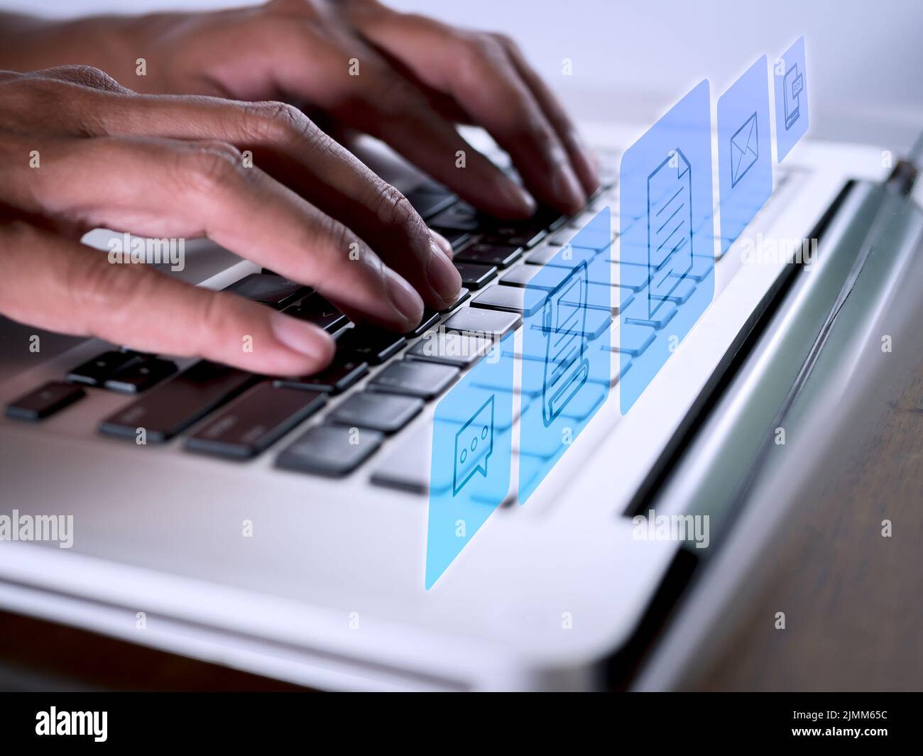 L'uomo che utilizza un computer portatile con icone della tecnologia di e-commerce sullo schermo virtuale. Business Global, concetto di social media marketing. Foto Stock