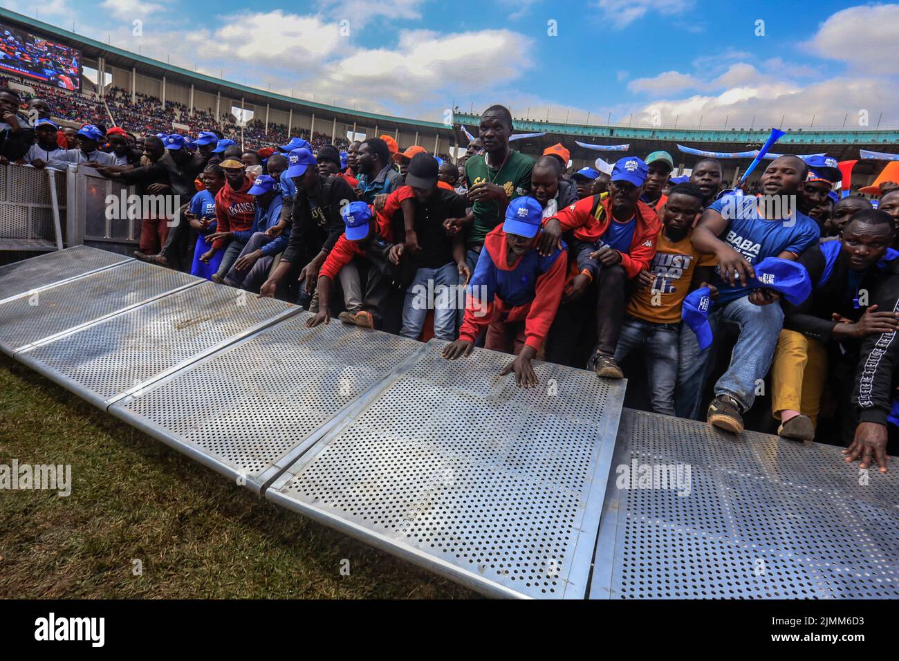 Nairobi, Kenya. 6th ago 2022. Una folla di tifosi dell'Azimio la Umoja Kenya Kwanza si riunisce durante il raduno finale delle coalizioni al Kasarani Stadium di Nairobi, Kenya. L'Azimio la Umoja One Kenya Final Rally al Moi International Stadium-Kasarani. (Credit Image: © Donwilson Odhiambo/ZUMA Press Wire) Foto Stock