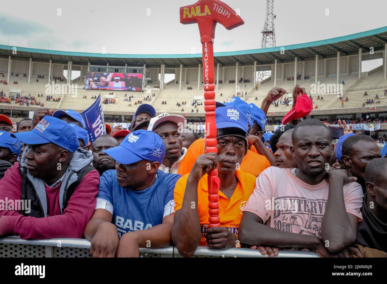 Nairobi, Kenya. 6th ago 2022. I sostenitori Umoja Kenya Kwanza condividono slogan politici durante il raduno finale delle coalizioni al Kasarani Stadium di Nairobi, Kenya. L'Azimio la Umoja One Kenya Final Rally al Moi International Stadium-Kasarani. (Credit Image: © Donwilson Odhiambo/ZUMA Press Wire) Foto Stock