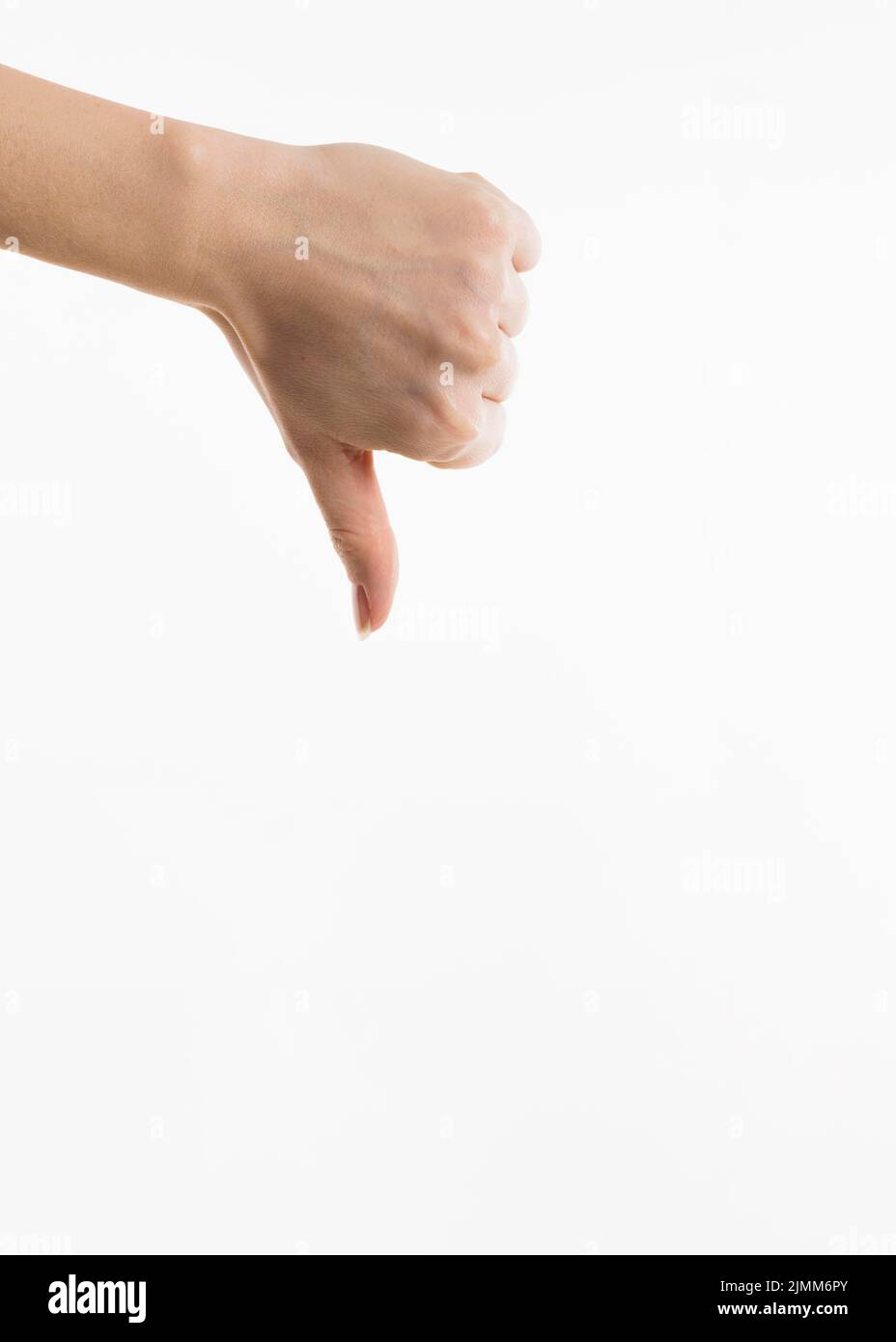 La mano della vista anteriore mostra i pollici verso il basso Foto Stock