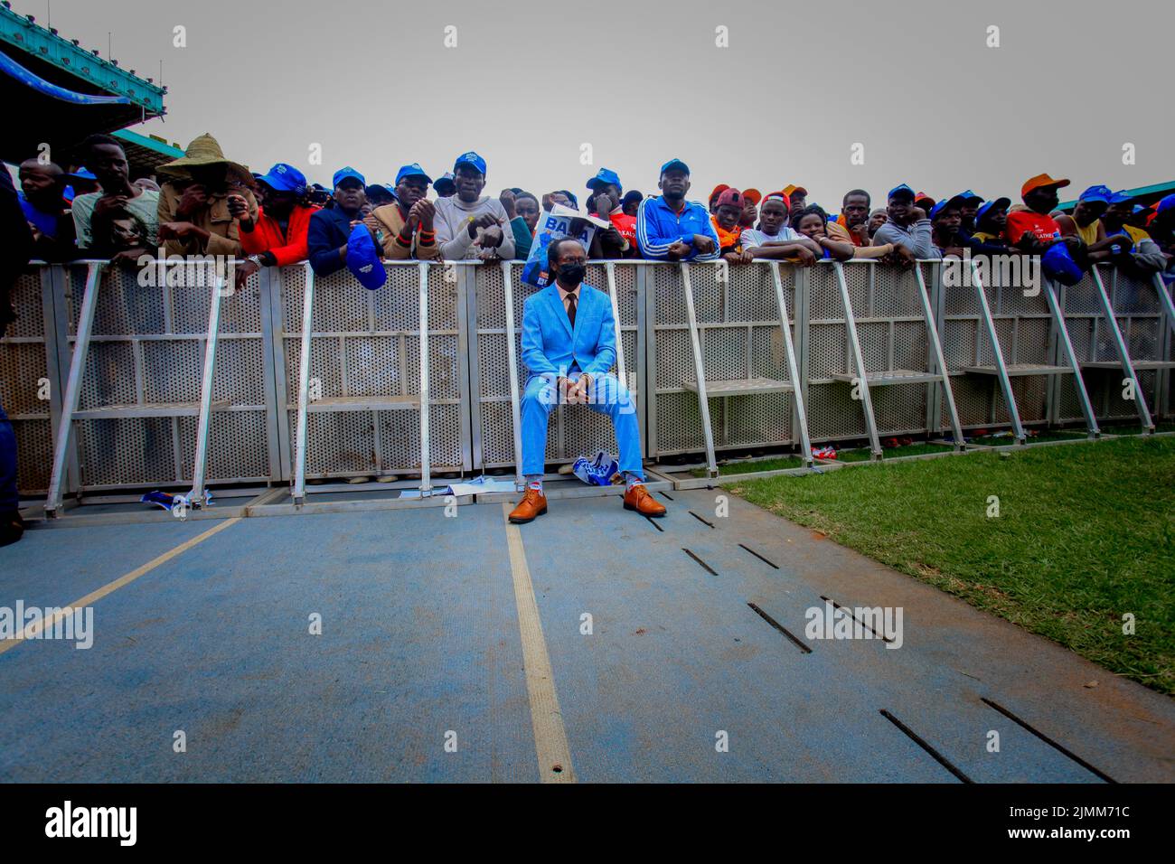 Nairobi, Kenya. 6th ago 2022. Una folla di tifosi dell'Azimio la Umoja Kenya Kwanza durante il raduno finale delle coalizioni al Kasarani Stadium di Nairobi, Kenya. L'Azimio la Umoja One Kenya Final Rally al Moi International Stadium-Kasarani. (Credit Image: © Donwilson Odhiambo/ZUMA Press Wire) Foto Stock