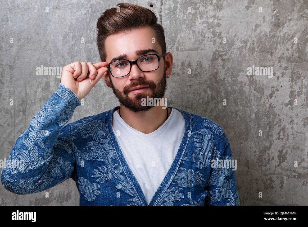 Bel giovane uomo portatore che indossa gli occhiali Foto Stock