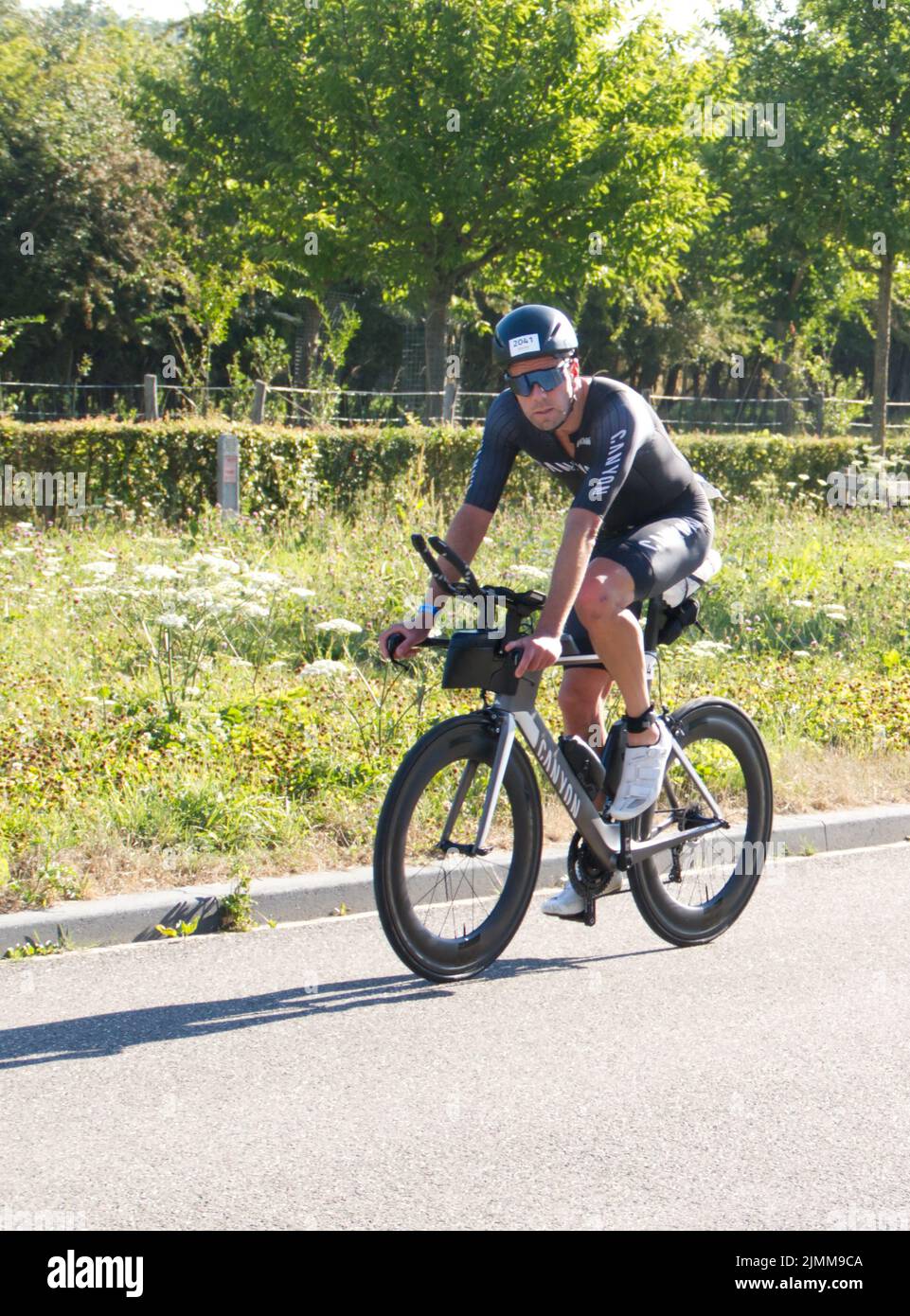 Maastricht, Paesi Bassi. 7th ago 2022. Ironman partecipante al triathlon 2041, Maarten van Kooij, al 47 km di distanza durante la fase ciclistica della gara completa di triathlon Ironman a Maastricht. A Carpendale/Alamy Live News Foto Stock