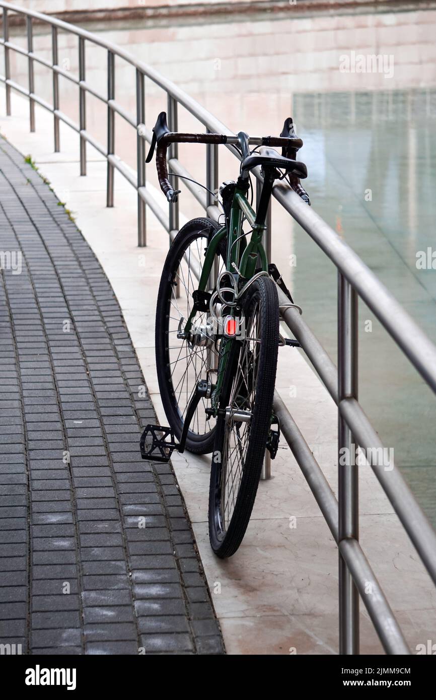 bicicletta sulla strada, modalità di trasporto in città Foto Stock