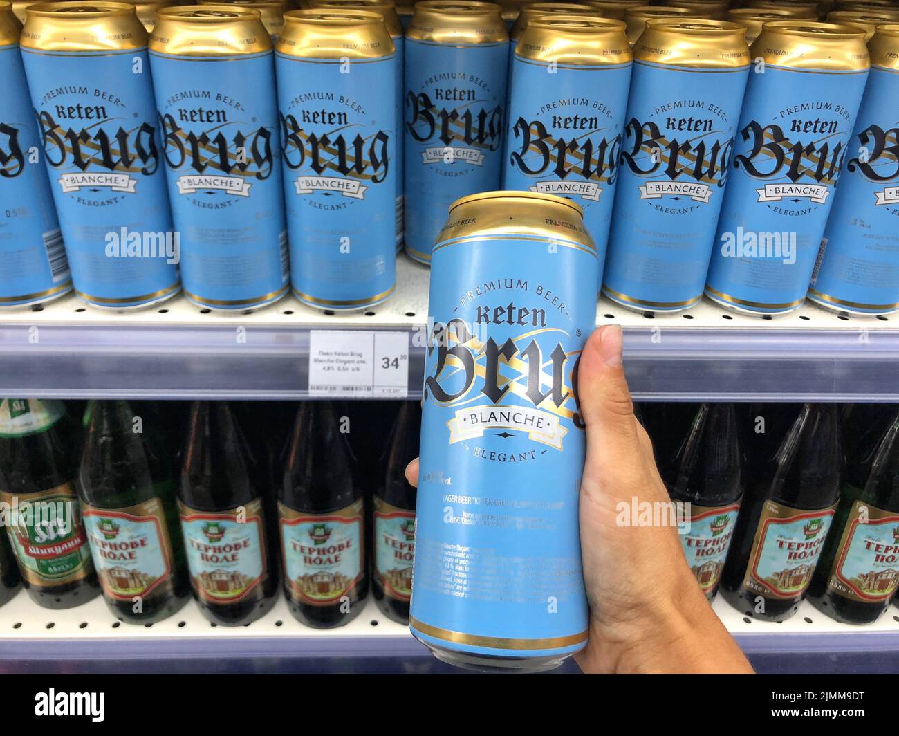 26.07.2022 Ucraina, Kharkiv, una mensola con birra in scatola in un supermercato. Keten Brug Blanche elegante birra in una lattina Foto Stock