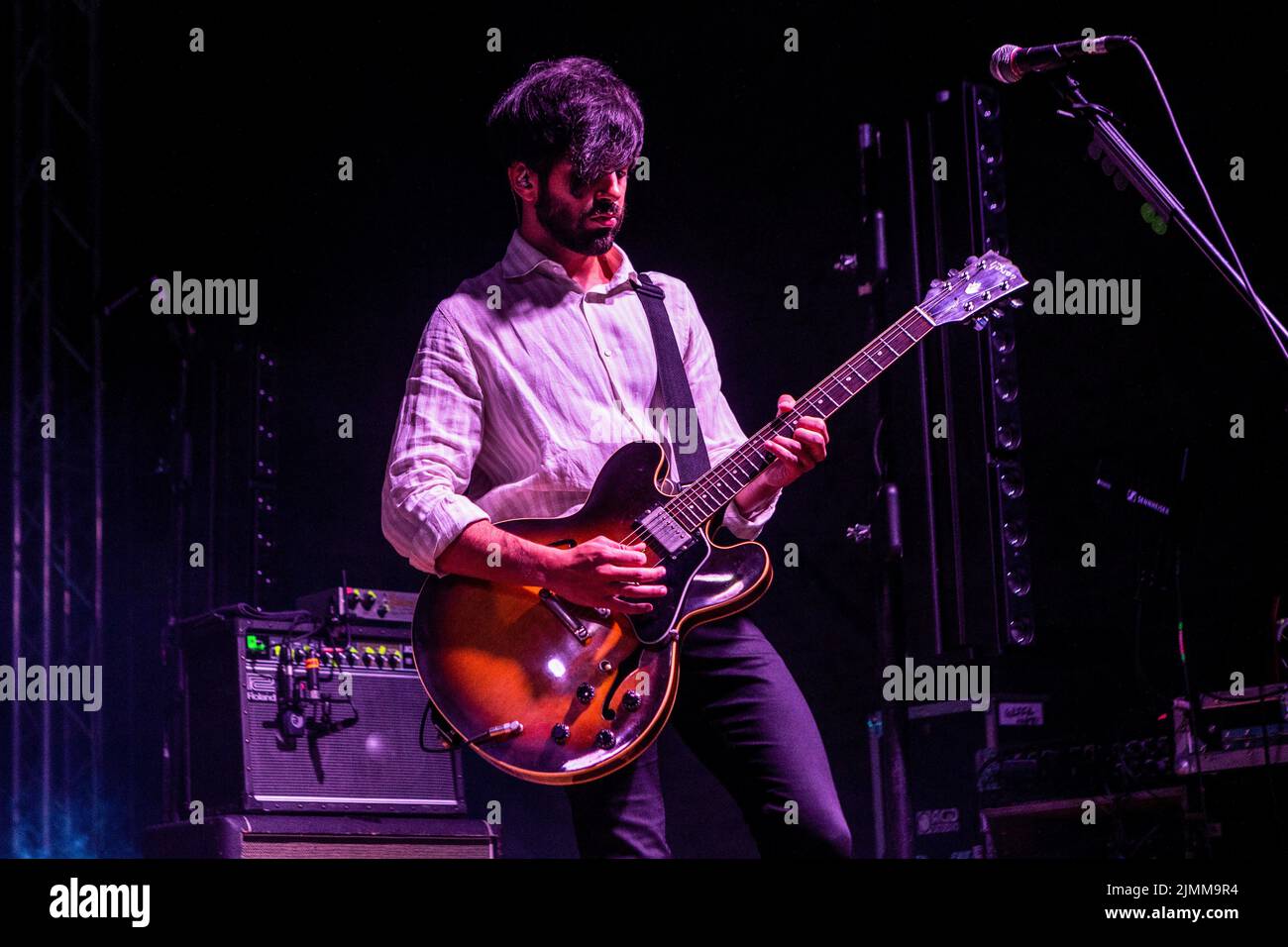 Montalto delle Marche, Italia. 06th ago 2022. Alessandro Guercini della rock band italiana alternativa Fast Animals and Slow Kids si esibisce nel concerto dal vivo. (Foto di Mairo Cinquetti/SOPA Images/Sipa USA) Credit: Sipa USA/Alamy Live News Foto Stock