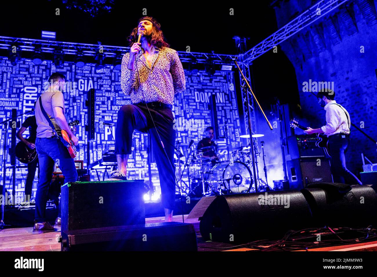Montalto delle Marche, Italia. 06th ago 2022. Nel concerto dal vivo si esibisce l'Aimone Romizi della band rock italiana alternativa Fast Animals and Slow Kids. Credit: SOPA Images Limited/Alamy Live News Foto Stock