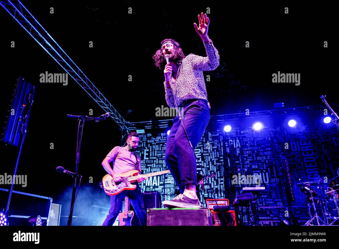 Montalto delle Marche, Italia. 06th ago 2022. Nel concerto dal vivo si esibisce l'Aimone Romizi della band rock italiana alternativa Fast Animals and Slow Kids. Credit: SOPA Images Limited/Alamy Live News Foto Stock