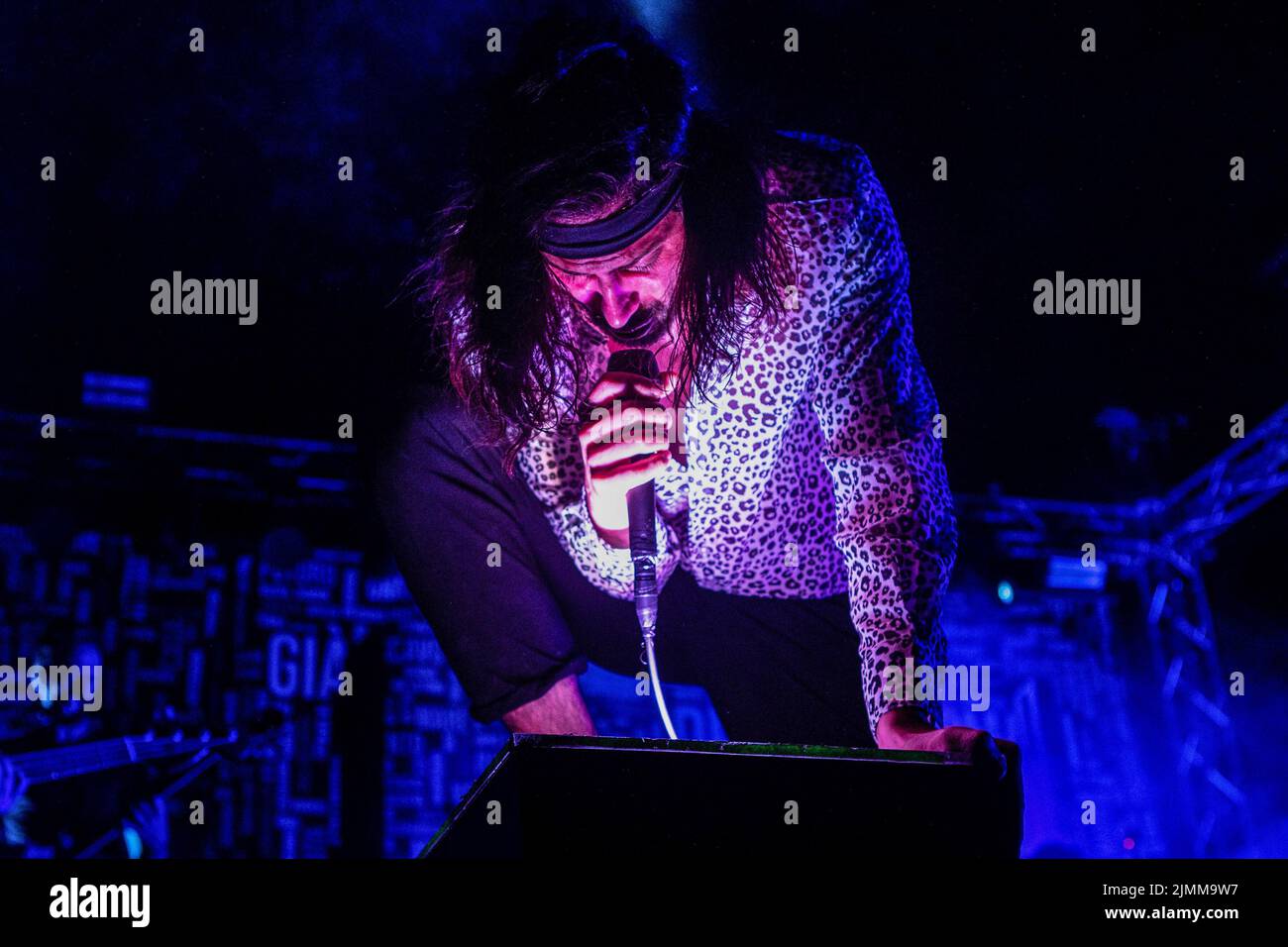 Montalto delle Marche, Italia. 06th ago 2022. Nel concerto dal vivo si esibisce l'Aimone Romizi della band rock italiana alternativa Fast Animals and Slow Kids. Credit: SOPA Images Limited/Alamy Live News Foto Stock