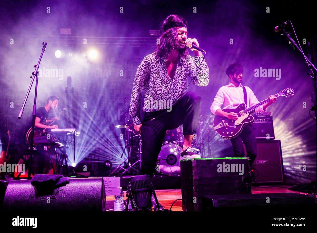 Montalto delle Marche, Italia. 06th ago 2022. Nel concerto dal vivo si esibisce l'Aimone Romizi della band rock italiana alternativa Fast Animals and Slow Kids. (Foto di Mairo Cinquetti/SOPA Images/Sipa USA) Credit: Sipa USA/Alamy Live News Foto Stock