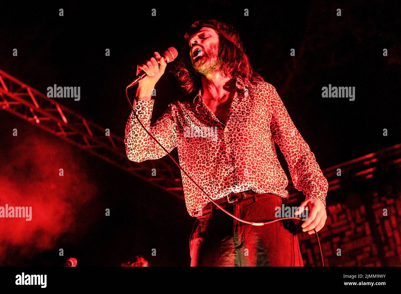 Montalto delle Marche, Italia. 06th ago 2022. Nel concerto dal vivo si esibisce l'Aimone Romizi della band rock italiana alternativa Fast Animals and Slow Kids. (Foto di Mairo Cinquetti/SOPA Images/Sipa USA) Credit: Sipa USA/Alamy Live News Foto Stock