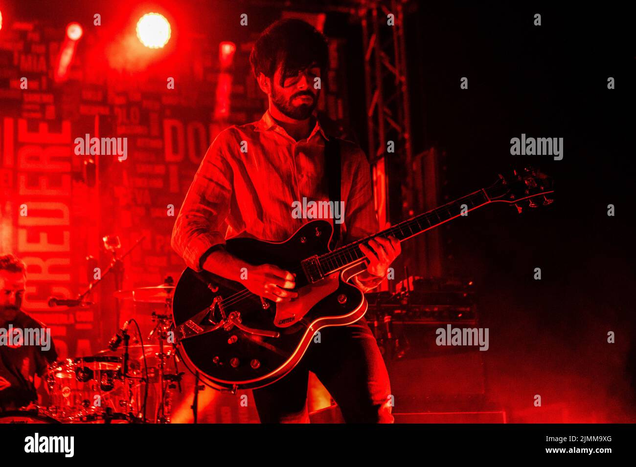 Montalto delle Marche, Italia. 06th ago 2022. Alessandro Guercini della rock band italiana alternativa Fast Animals and Slow Kids si esibisce nel concerto dal vivo. (Foto di Mairo Cinquetti/SOPA Images/Sipa USA) Credit: Sipa USA/Alamy Live News Foto Stock