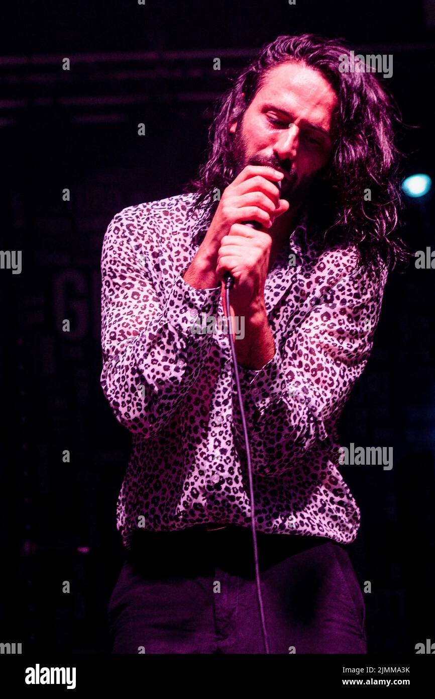 Montalto delle Marche, Italia. 06th ago 2022. Nel concerto dal vivo si esibisce l'Aimone Romizi della band rock italiana alternativa Fast Animals and Slow Kids. (Foto di Mairo Cinquetti/SOPA Images/Sipa USA) Credit: Sipa USA/Alamy Live News Foto Stock