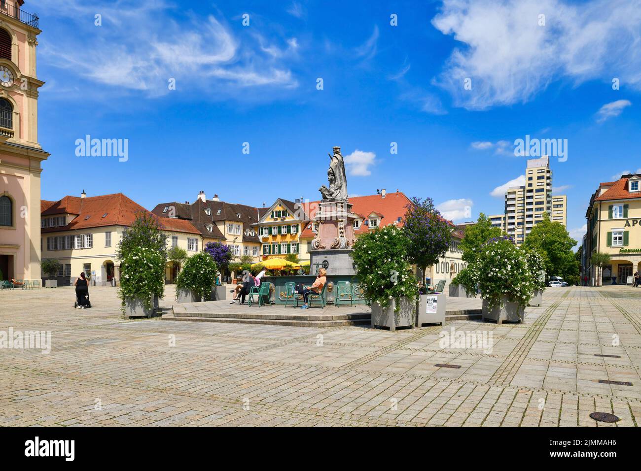 Ludwigsburg, Germania - Agosto 2022: Piazza del mercato con fontana chiamata 'Marktbrunnen' Foto Stock