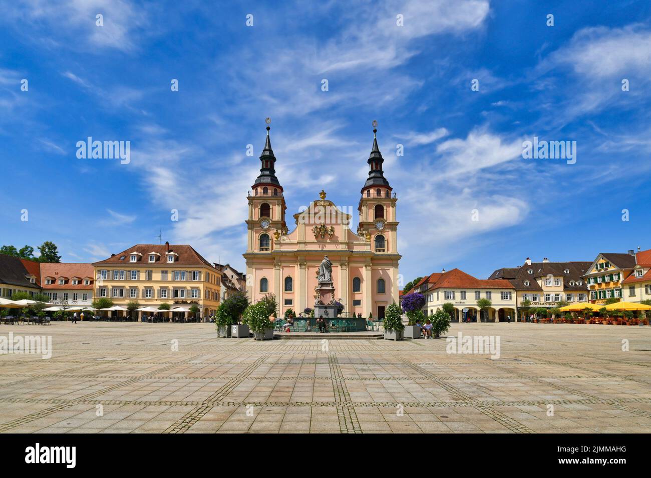 Ludwigsburg, Germania - Agosto 2022: Piazza della città chiamata 'Marktplatz' con la chiesa protestante chiamata 'Stadtkirche Ludwigsburg nel centro della città Foto Stock