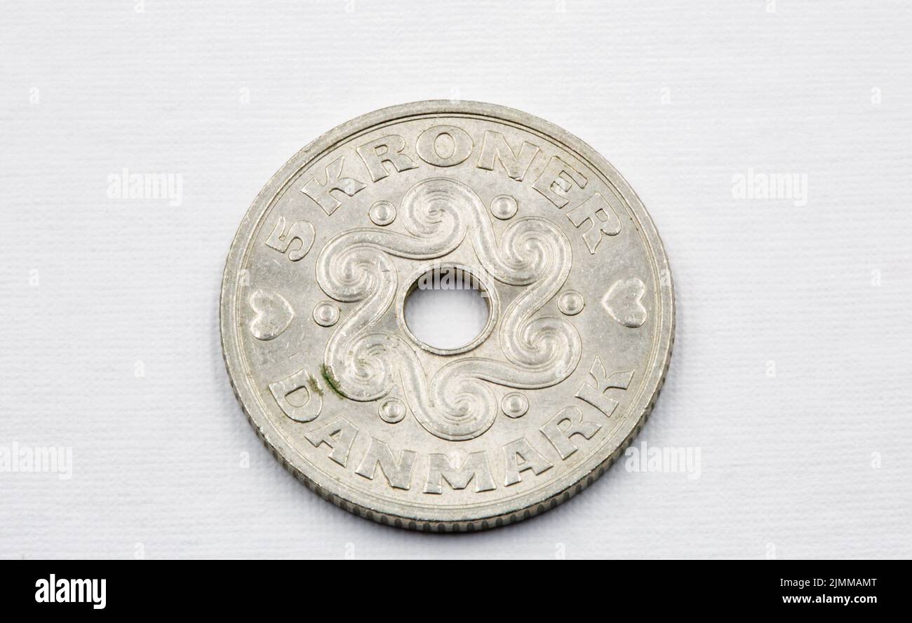 Danese krone coinscloseup su bianco. Il krone è la moneta ufficiale della Danimarca, della Groenlandia e delle Isole Faroe, introdotta il 1 gennaio 1875. Foto Stock