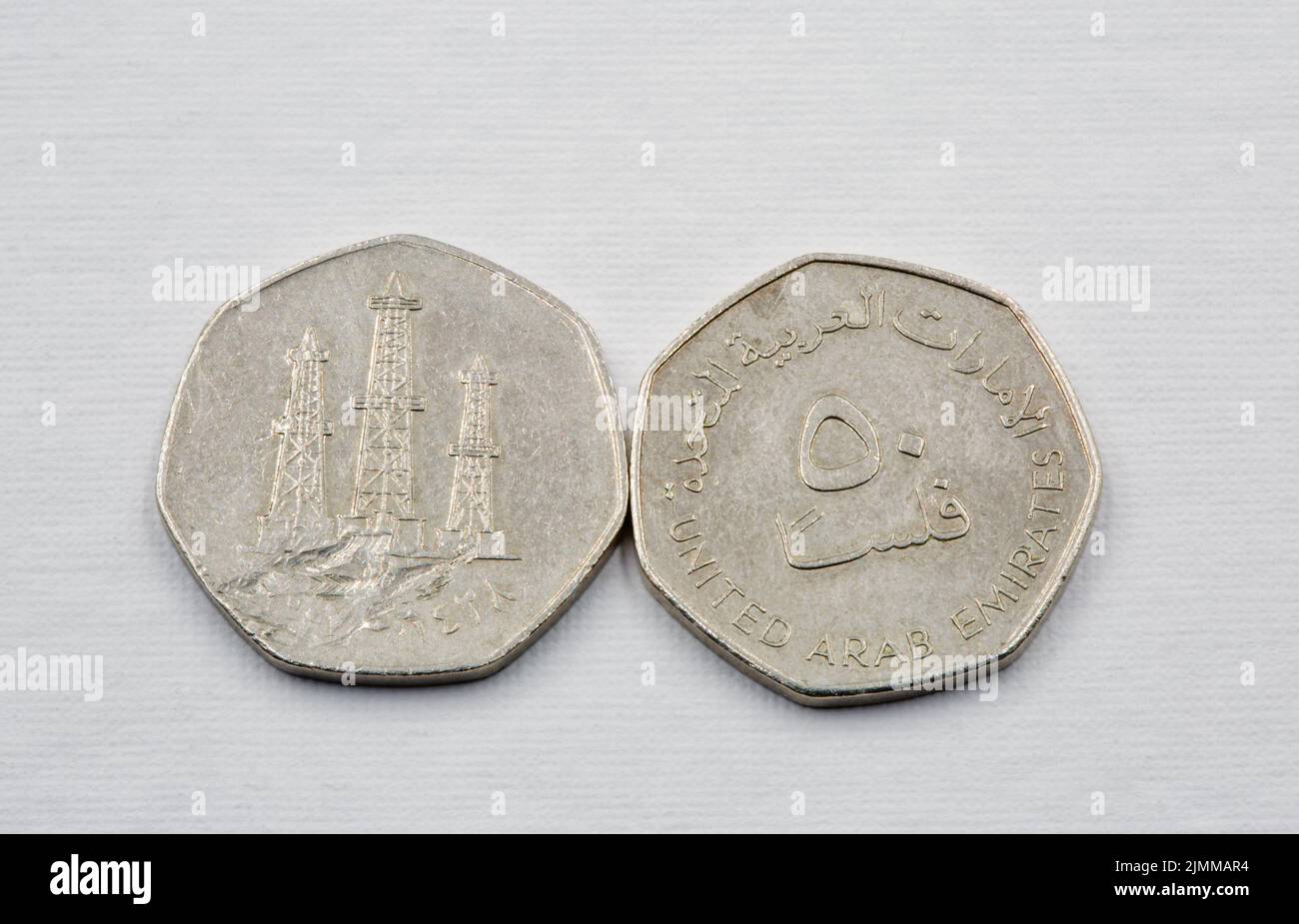 Le monete dirham degli Emirati Arabi Uniti moderni usavano il primo piano sullo sfondo bianco Foto Stock