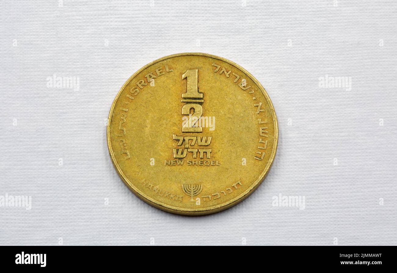 Moderno Israeliano moneta mezzo sheqel usato primo piano su sfondo bianco Foto Stock
