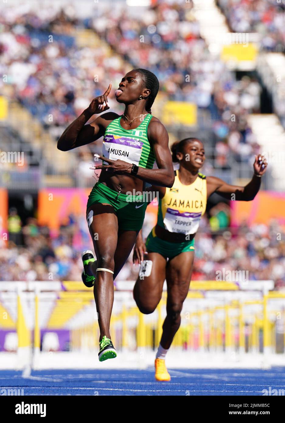 Il Tobi Amusan della Nigeria (a sinistra) dopo aver vinto gli Hurdles delle Donne del 100m - finale all'Alexander Stadium il giorno dieci dei Giochi del Commonwealth 2022 a Birmingham. Data foto: Domenica 7 agosto 2022. Foto Stock