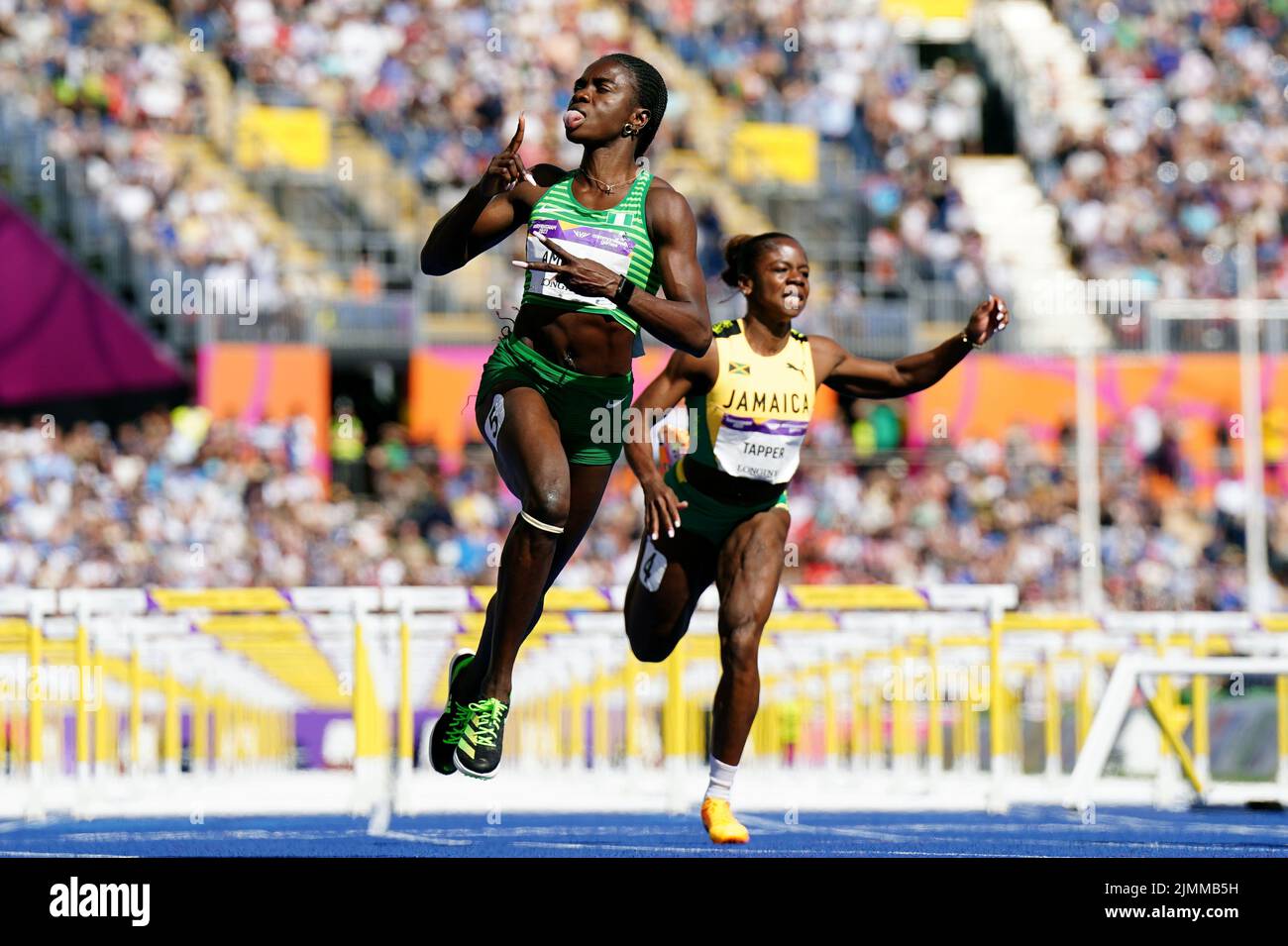 Il Tobi Amusan della Nigeria (a sinistra) dopo aver vinto gli Hurdles delle Donne del 100m - finale all'Alexander Stadium il giorno dieci dei Giochi del Commonwealth 2022 a Birmingham. Data foto: Domenica 7 agosto 2022. Foto Stock