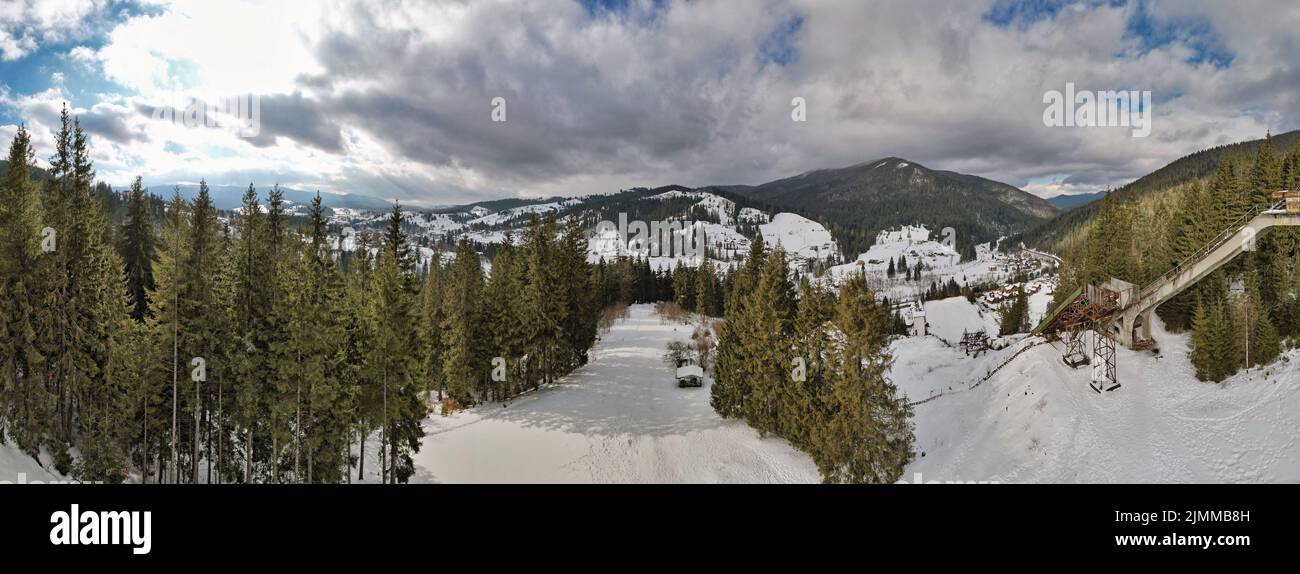 Panorama sferico della catena montuosa con salto con gli sci abbandonato a bordo della stazione invernale Vorokhta in Carpazi montagne, Ucraina. Vista drone. Foto Stock