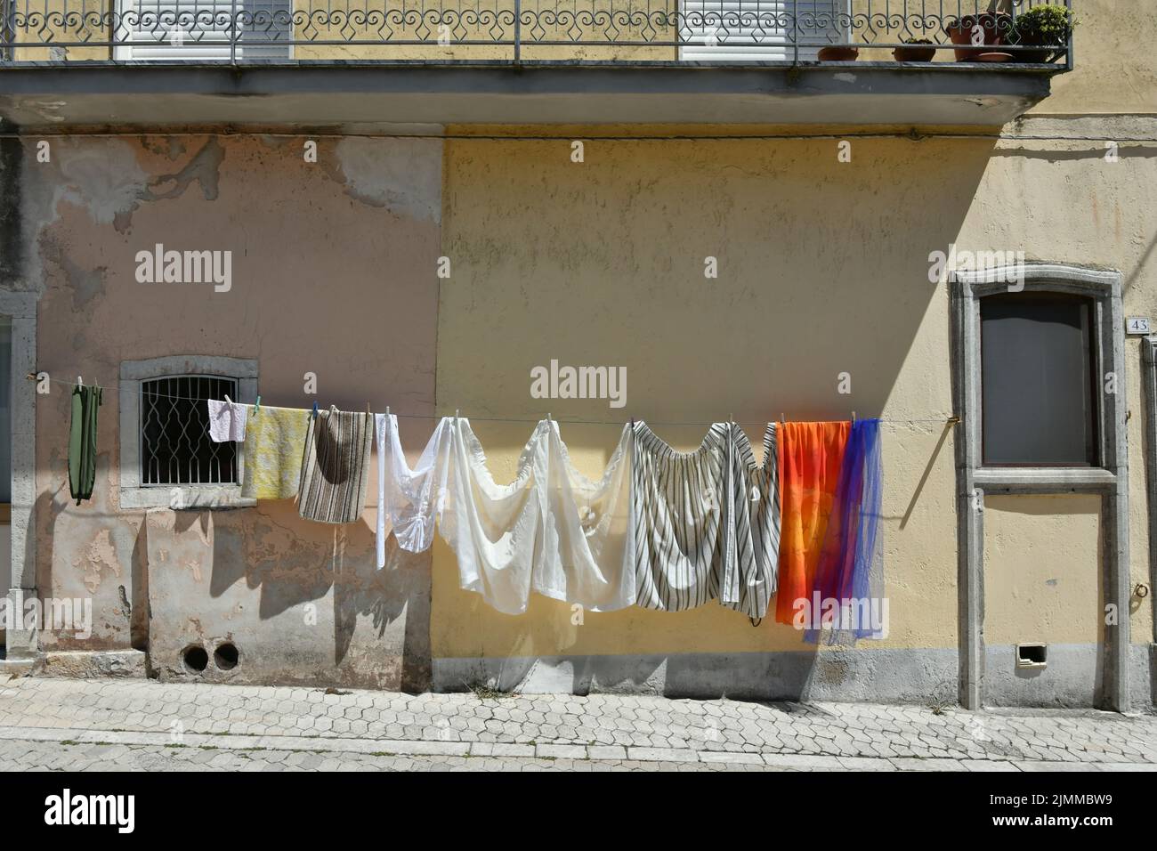 Vestiti appesi ad asciugare in una stradina di Montaguto, un villaggio rurale in provincia di Avellino in Campania. Foto Stock