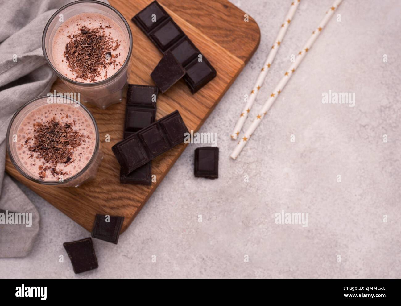 Frullati di cioccolato ad angolo alto con cannucce spazio copia Foto Stock