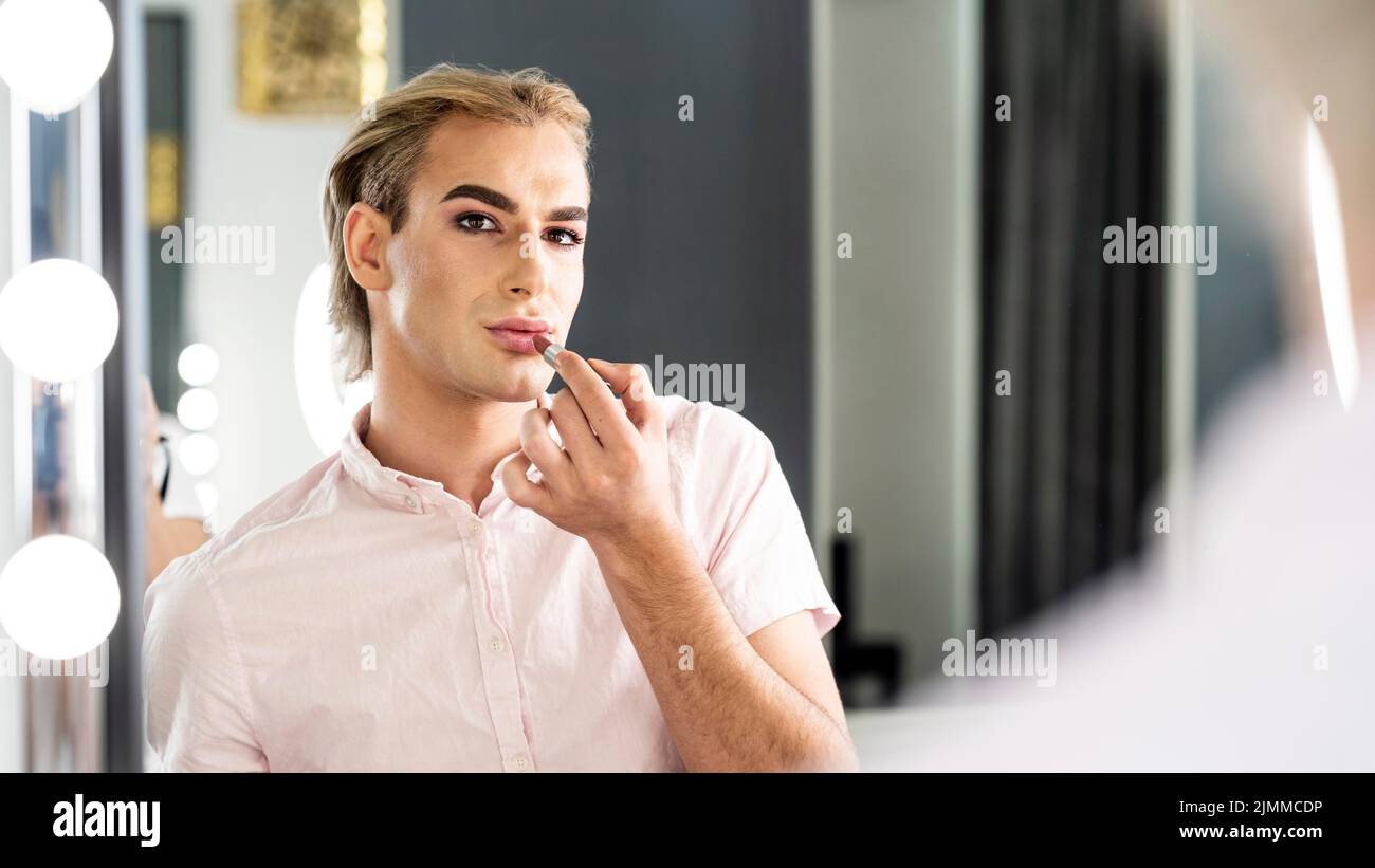 Maschio make up guardare guardare specchio Foto Stock
