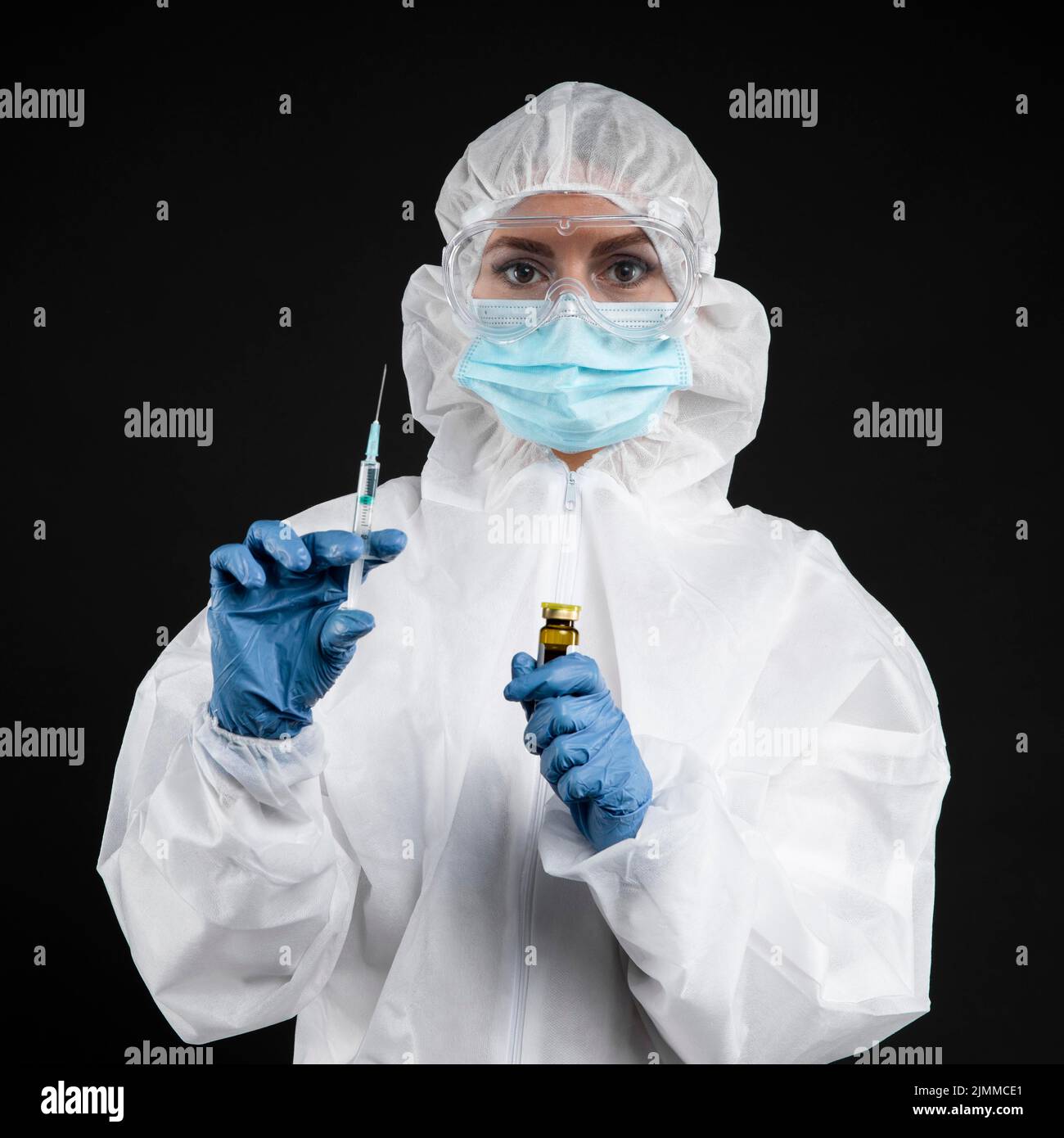 Medico che prepara il vaccino contro il coronavirus Foto Stock