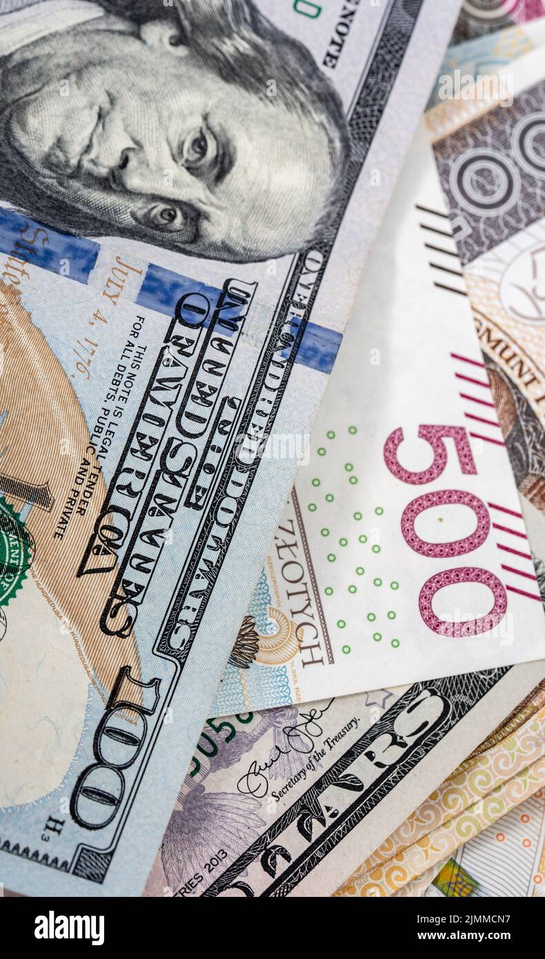 Banconote polacche zloty e in dollari USA. Denaro, grande denominazione. Sfondo bianco. Tassi di cambio da PLN a USD. Versamento di denaro. Foto Stock