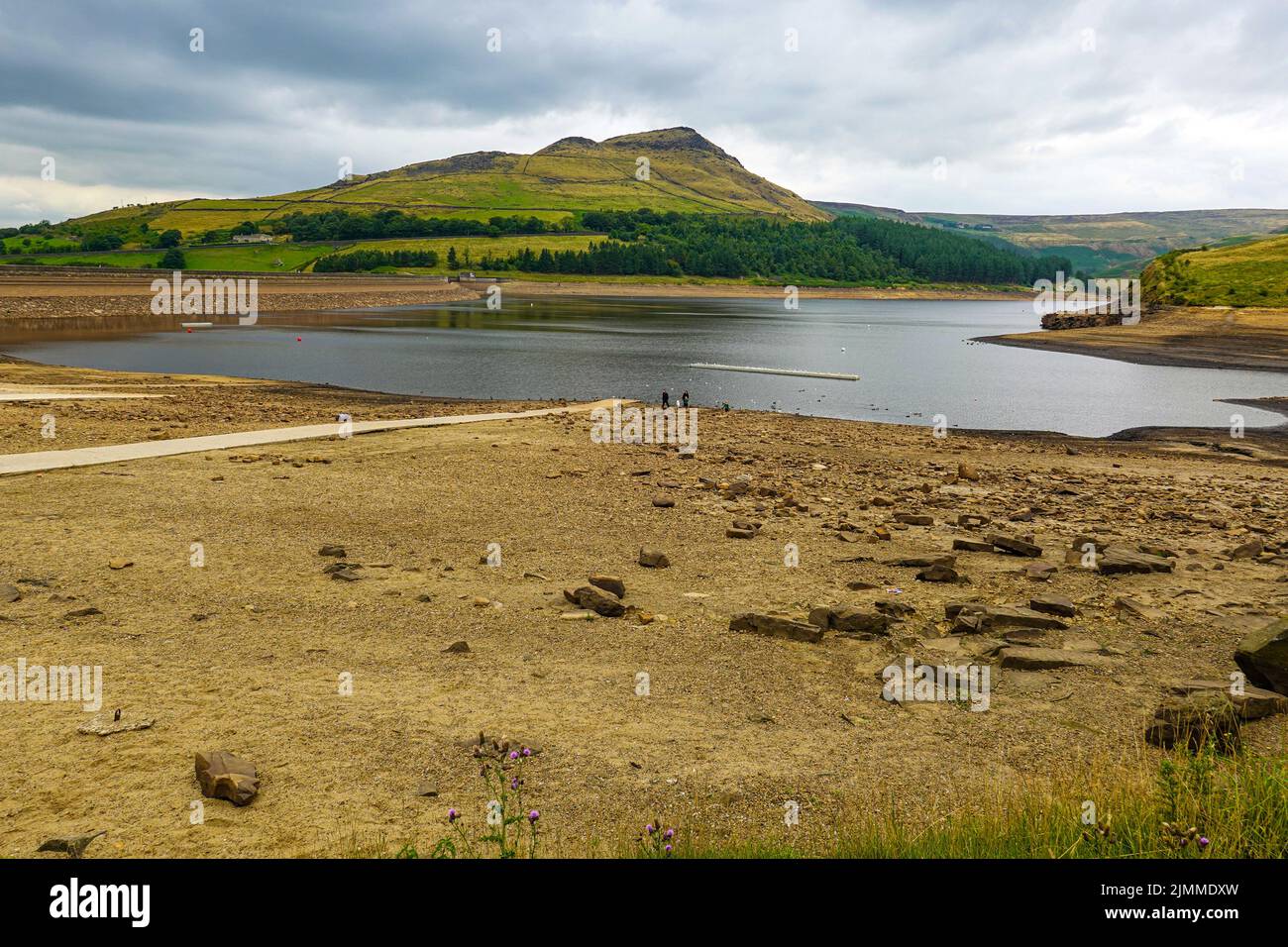 Bassi livelli d'acqua nel bacino di Dovestones, nella Chew Valley, Greater Manchester, l'estate molto secca 2022, siccità Foto Stock