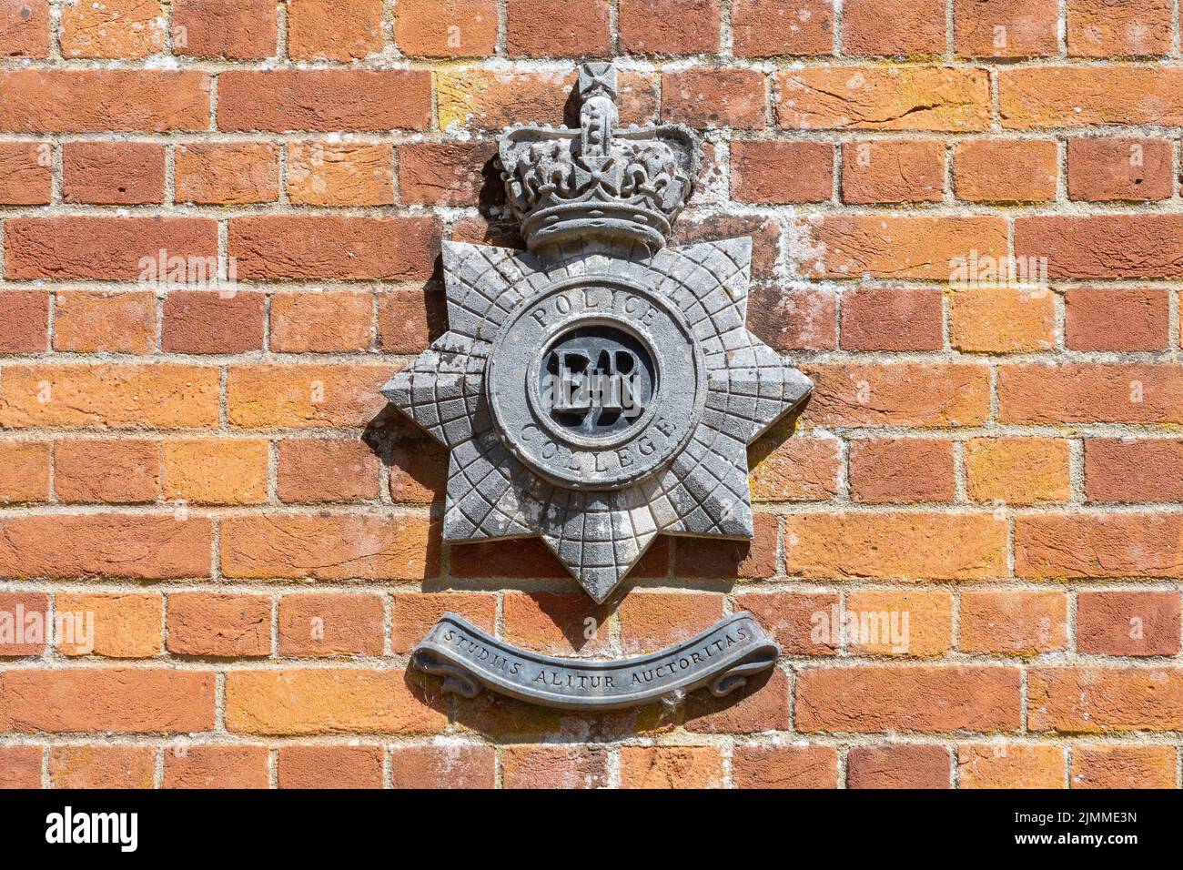L'ex Bramshill Police staff College, ora chiuso, Hampshire, Inghilterra, Regno Unito. Badge della polizia sulla casa di controllo all'ingresso. Foto Stock