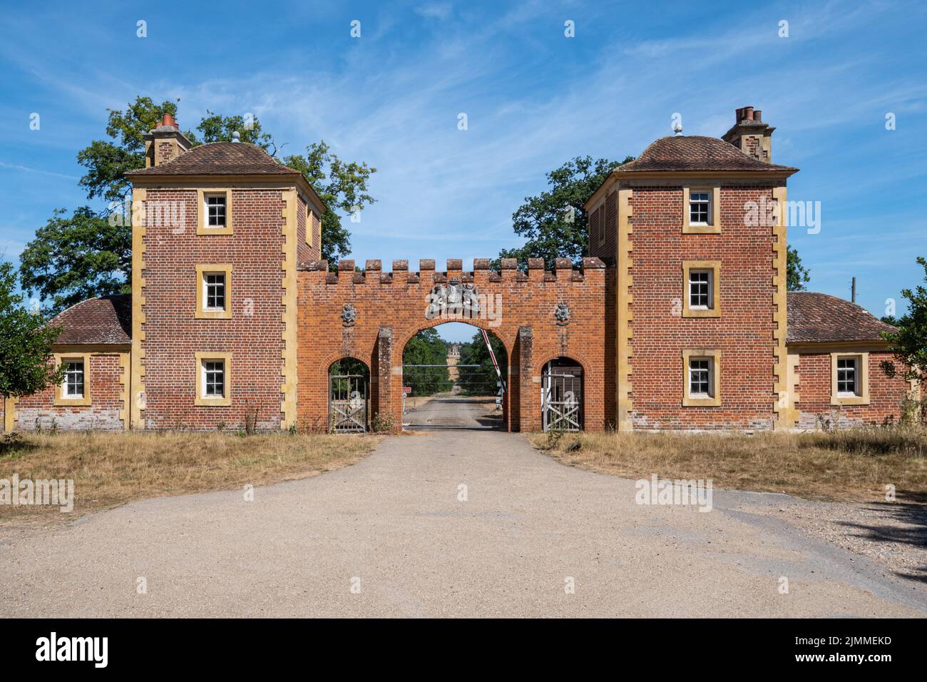 L'ex Bramshill Police staff College, ora chiuso, Hampshire, Inghilterra, Regno Unito. Gatehouse all'ingresso. Foto Stock