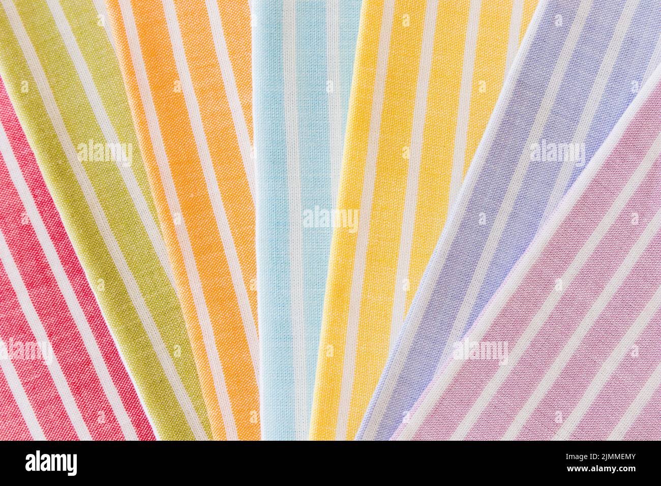 Sfondo colorato in tessuto a strisce piegate Foto Stock